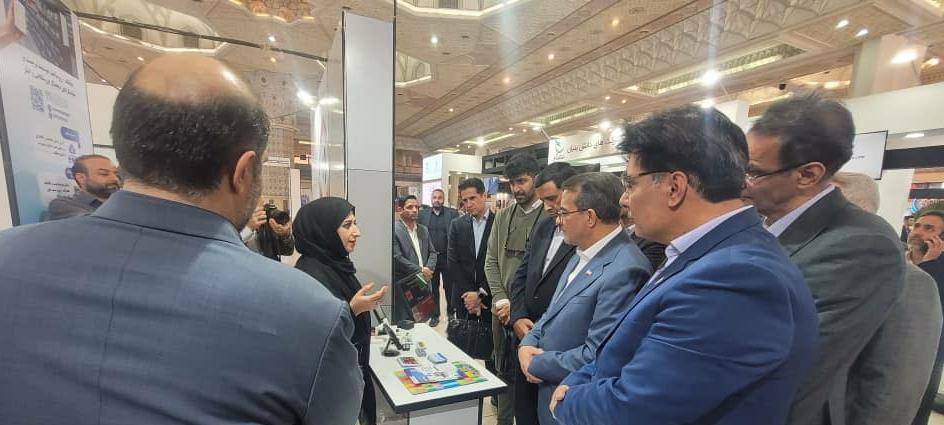 بازدید معاون رئیس‌جمهور و رئیس ایرانداک از غرفه مایاتگ در نمایشگاه شهر هوشمند