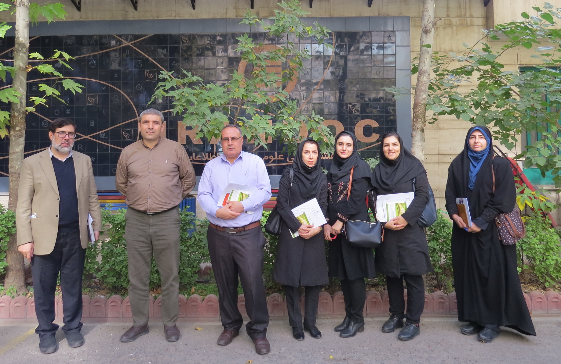 مدیر و کارشناسان کتابخانه فرهنگستان هنر از ایرانداک بازدید کردند