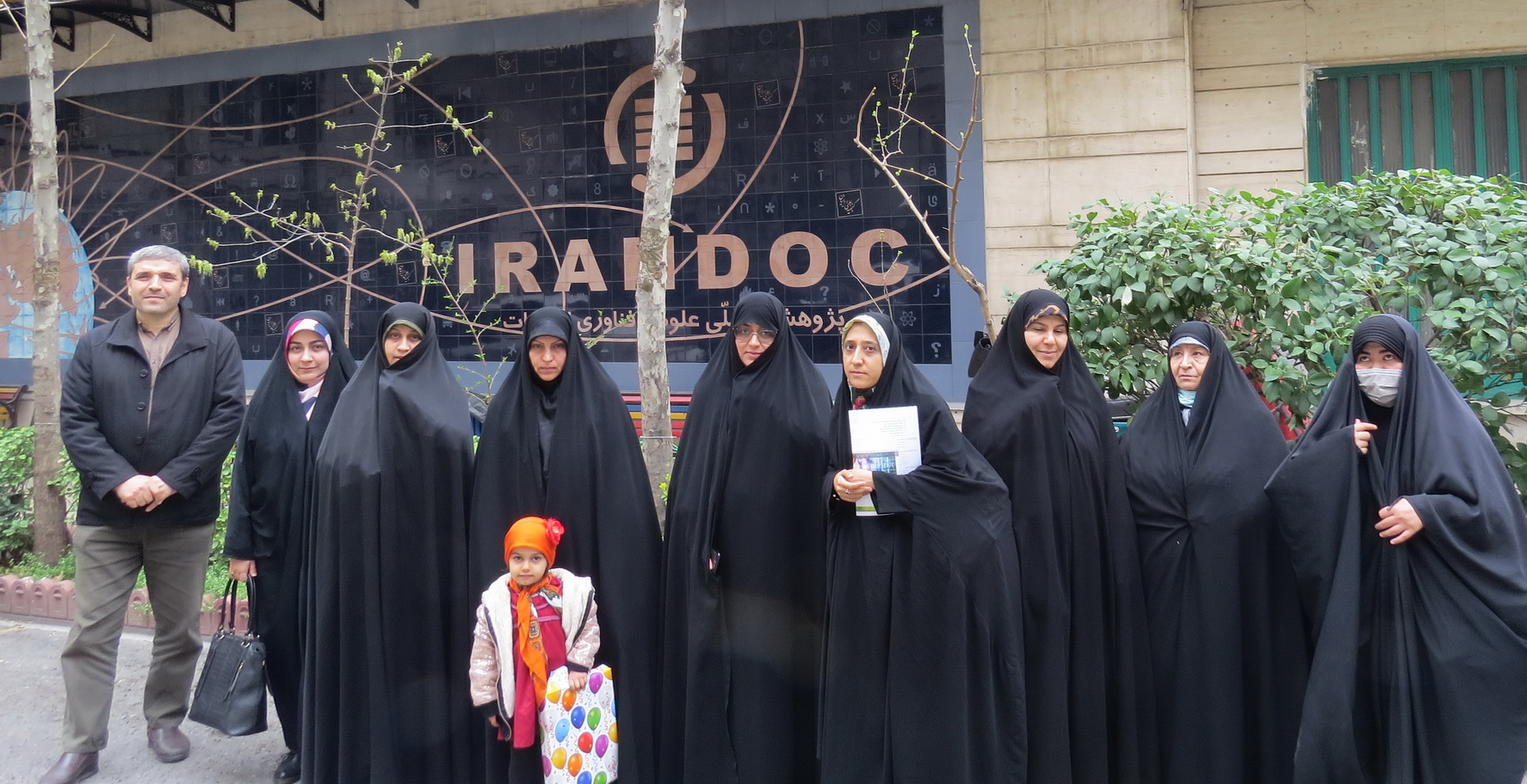 طلاب و استادان مدرسه علمیه نجمه خاتون (س) از ایرانداک بازدید کردند