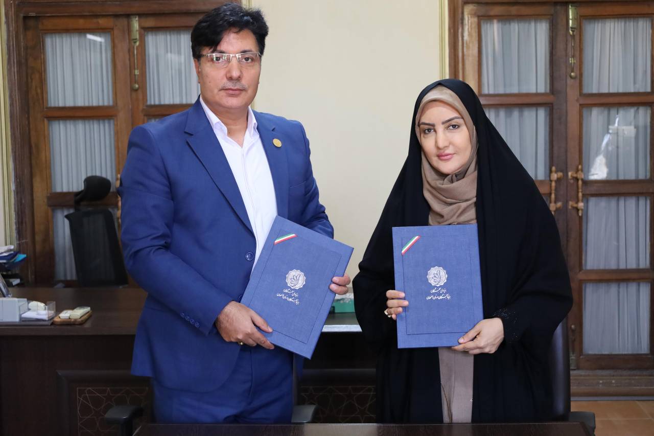 عقد تفاهم‌نامه رئیس ایرانداک با بنیاد نخبگان استان اصفهان