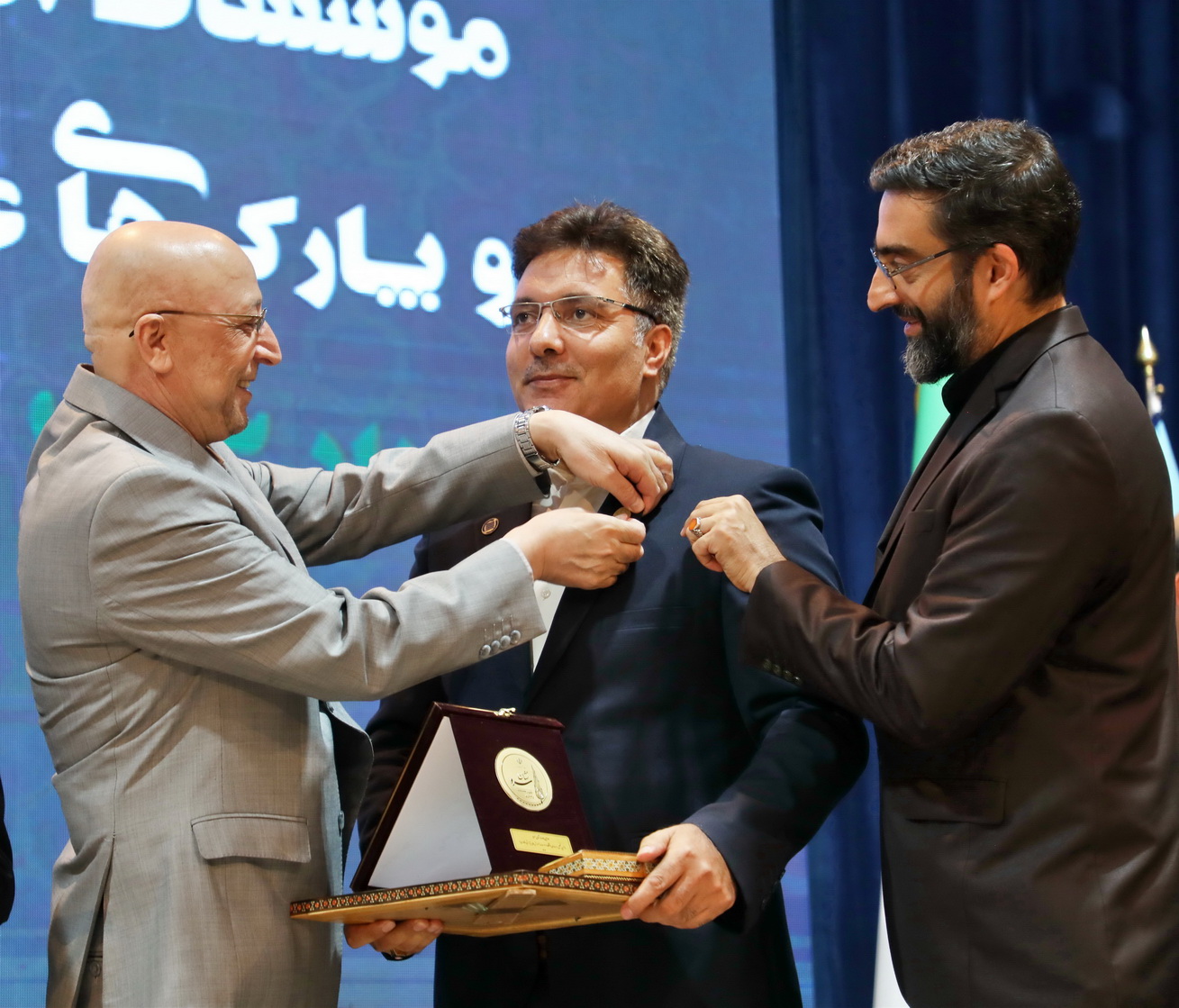 نشان سرو به رئیس ایرانداک، یکی از رؤسای برگزیده دانشگاه‌ها و مؤسسات آموزش عالی اهدا شد
