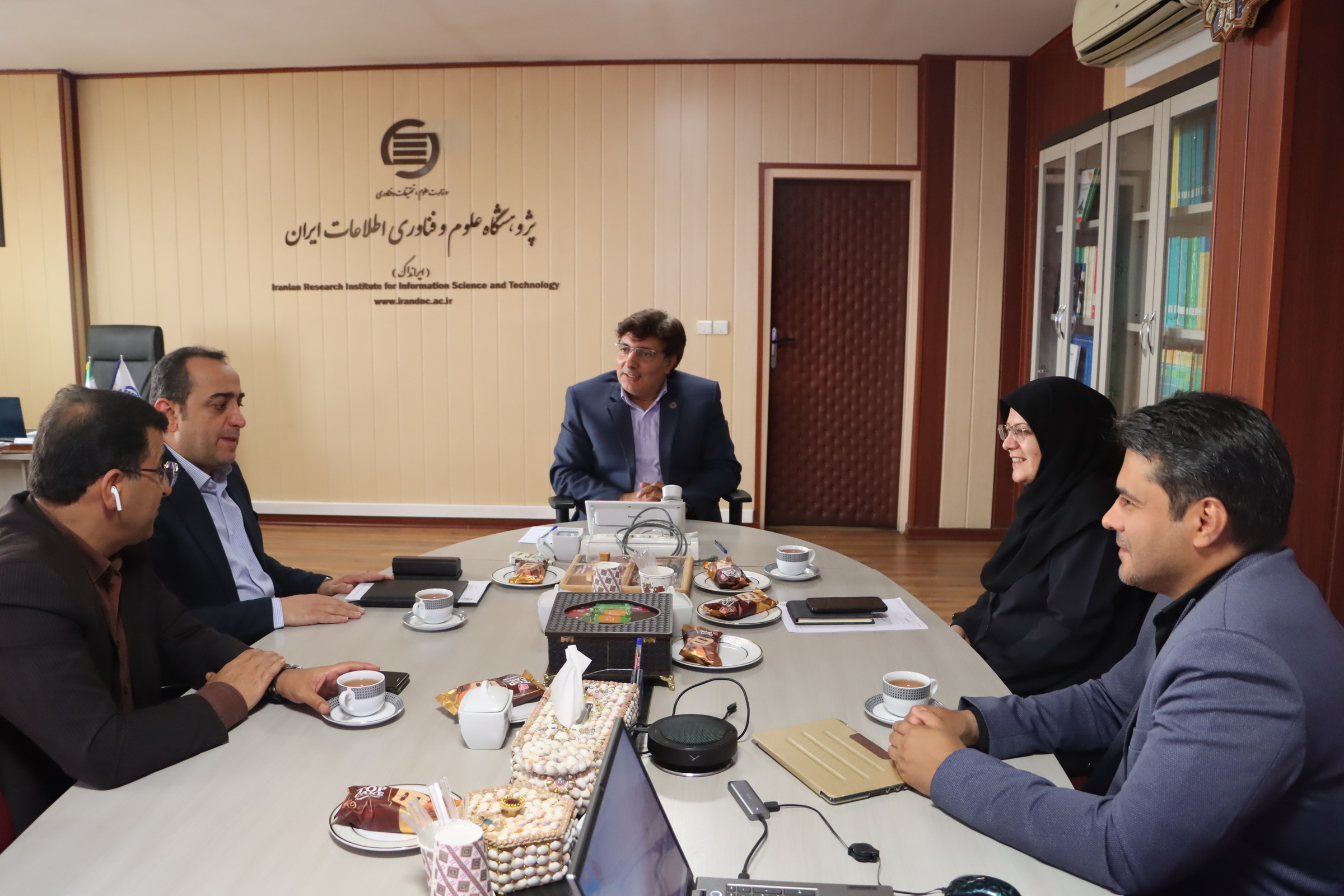 نشست همکاری با سازمان ملی سنجش و ارزشیابی نظام آموزش کشور در ایرانداک برگزار شد 
