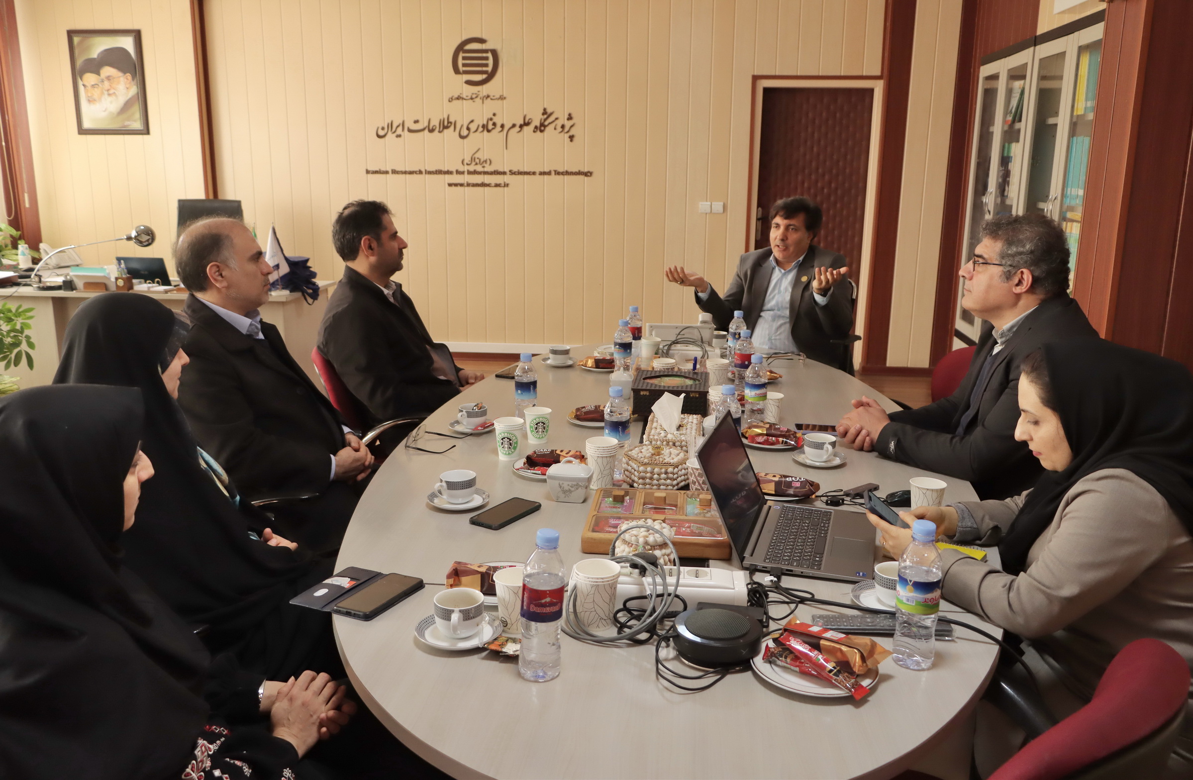 نشست همکاری با مدیران اداره کل آرشیو سازمان صداوسیما در ایرانداک برگزار شد 