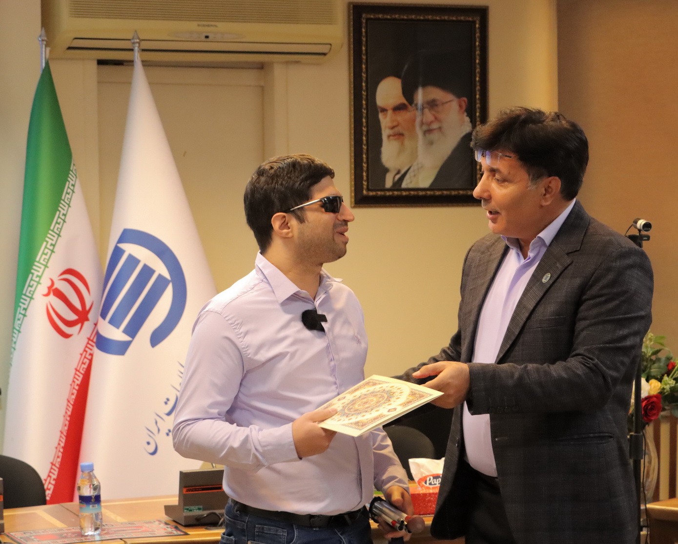 تقدیر رئیس ایرانداک از کتابدار نوآور روشندل