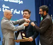نشان سرو به رئیس ایرانداک، یکی از رؤسای برگزیده دانشگاه‌ها و مؤسسات آموزش عالی اهدا شد