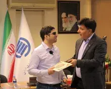 تقدیر رئیس ایرانداک از کتابدار نوآور روشندل